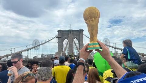 Torcida brasileira toma Ponte do Brooklyn em ato de apoio à Seleção na Copa do Mundo; vídeo