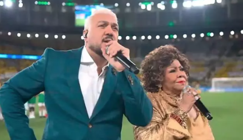 Alcione e Belo viram meme após cantarem Hino Nacional no Maracanã: "Era melhor deixar o samba morrer"