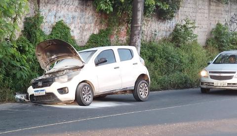 Motorista tenta escapar de incêndio e despenca com carro em buraco no São José