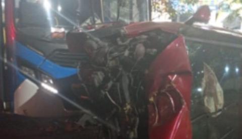 Carro entra na contramão e bate de frente com ônibus no Colônia Terra Nova; vídeo