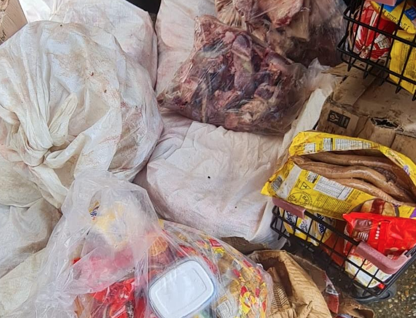 Supermercado é fechado às pressas com infestação de moscas e carne podre em Manaus