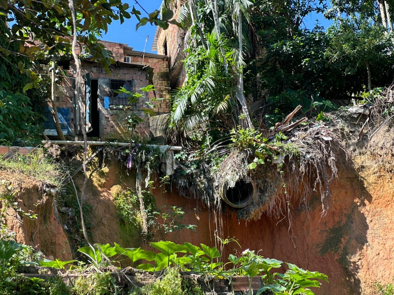 Sem casa e sem postes na rua, moradores de Manaus sofrem com cobranças indevidas de energia e água