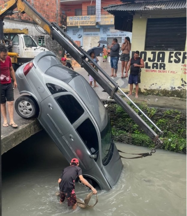 Carro despenca em igarapé enquanto atravessava ponte no Novo Reino