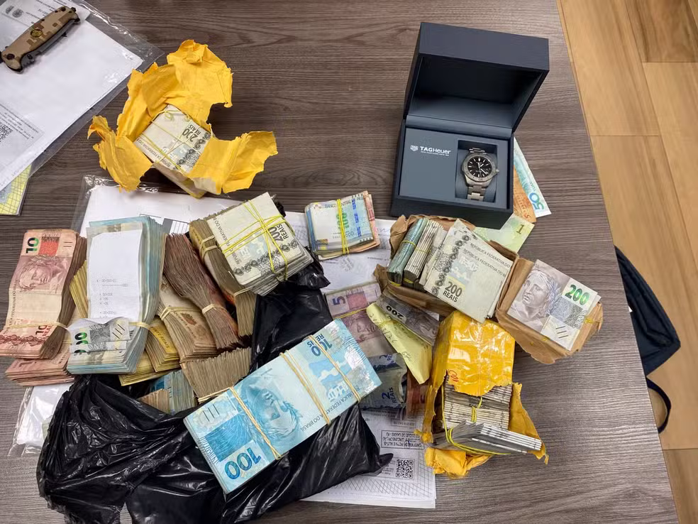 PF encontra dinheiro escondido em sofá durante operação contra desvios na saúde no RJ