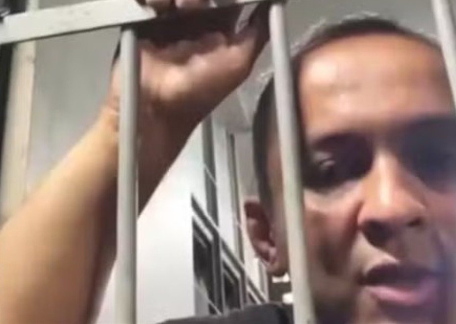Melqui Galvão é flagrado usando celular dentro de cela em Manaus