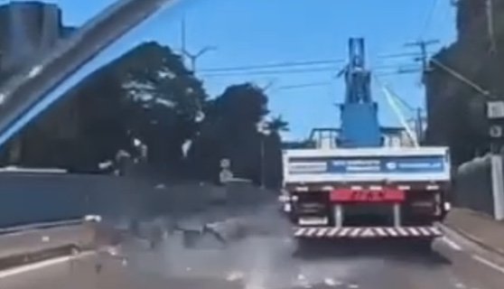 Vidros caem de caminhão em movimento e causam susto na Av. Cosme Ferreira; vídeo
