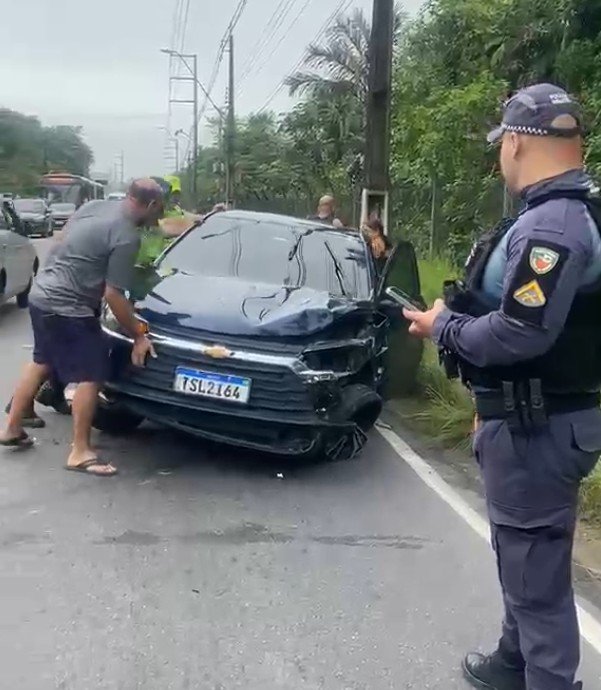 Carro invade contramão e causa colisão entre outros três veículos no Tarumã
