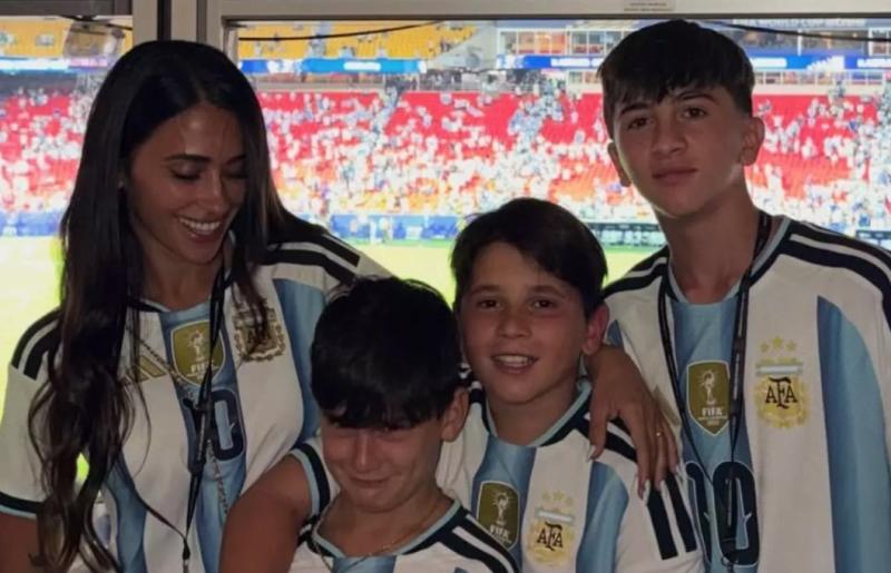 Esposa de Messi publica foto com filhos e surpreende fãs: "Como cresceram"