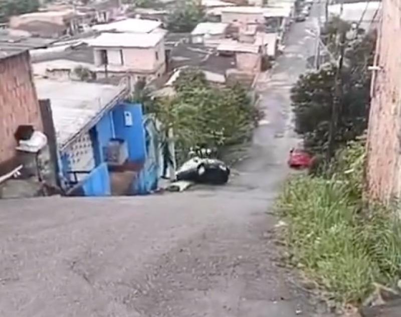 Carro perde força e desce ladeira de ré em Manaus; vídeo viraliza
