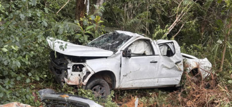 Picape sai da pista, invade mata fechada e deixa três feridos na AM-010