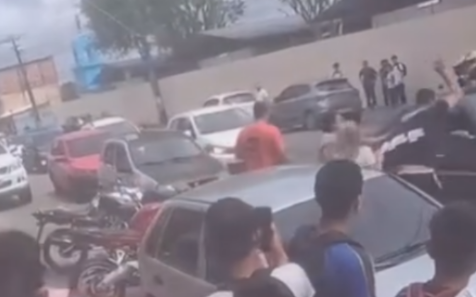 Confusão no trânsito termina com arma de fogo, faca e estudantes no local no Nova Cidade; vídeo