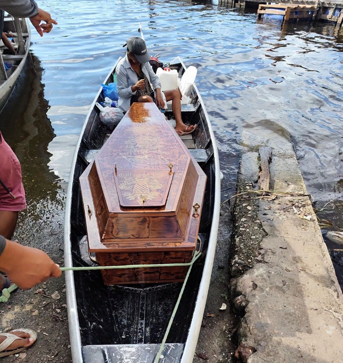 Mãe busca caixão de filho morto no Amazonas: "É o último trabalho que ele vai me dar, mas quero levar ele para casa"