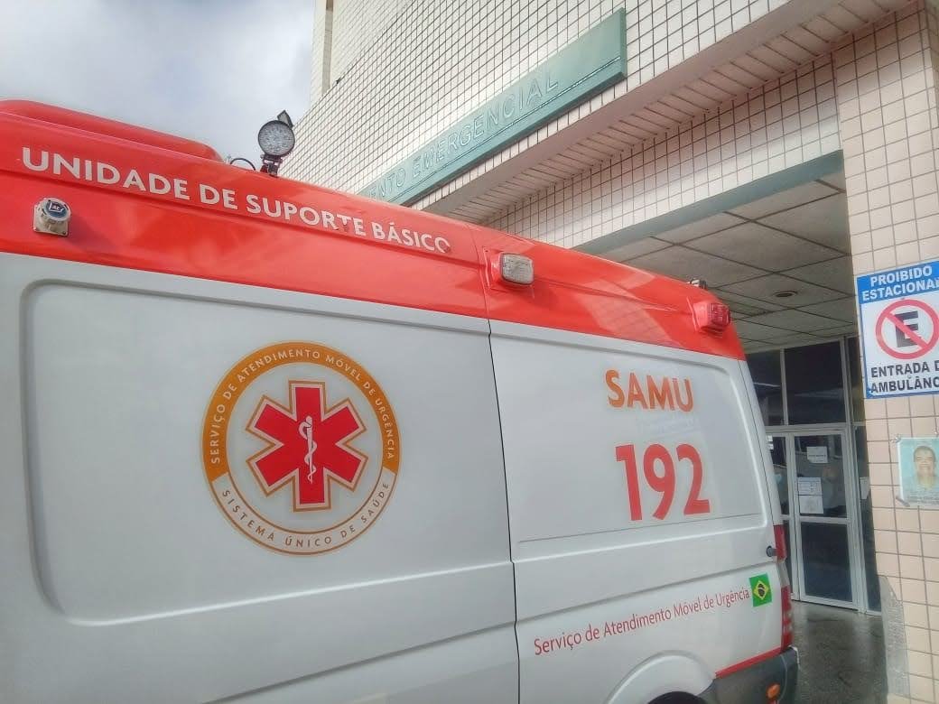 Acidente entre moto de aplicativo e carreta deixa passageiro ferido na Rotatória do Coroado