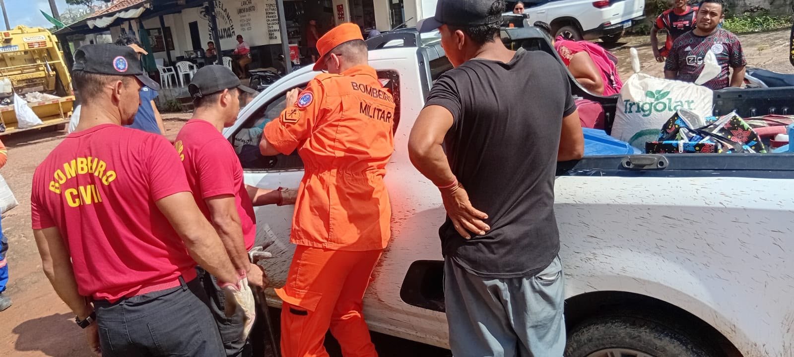 Bombeiros resgatam idosa de 108 anos presa dentro de carro no interior do Amazonas