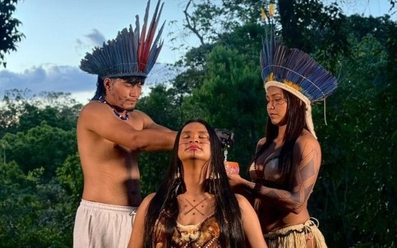 Caprichoso anuncia primeira mulher trans como tuxaua no Festival de Parintins 2026