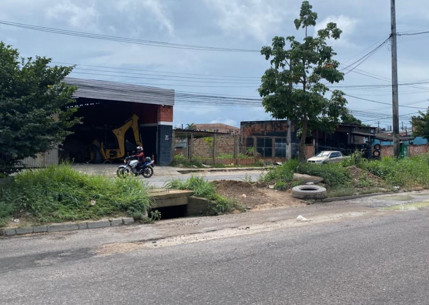 Águas de Manaus é notificada por obra de esgoto que deixou Av. Margarita com buracos