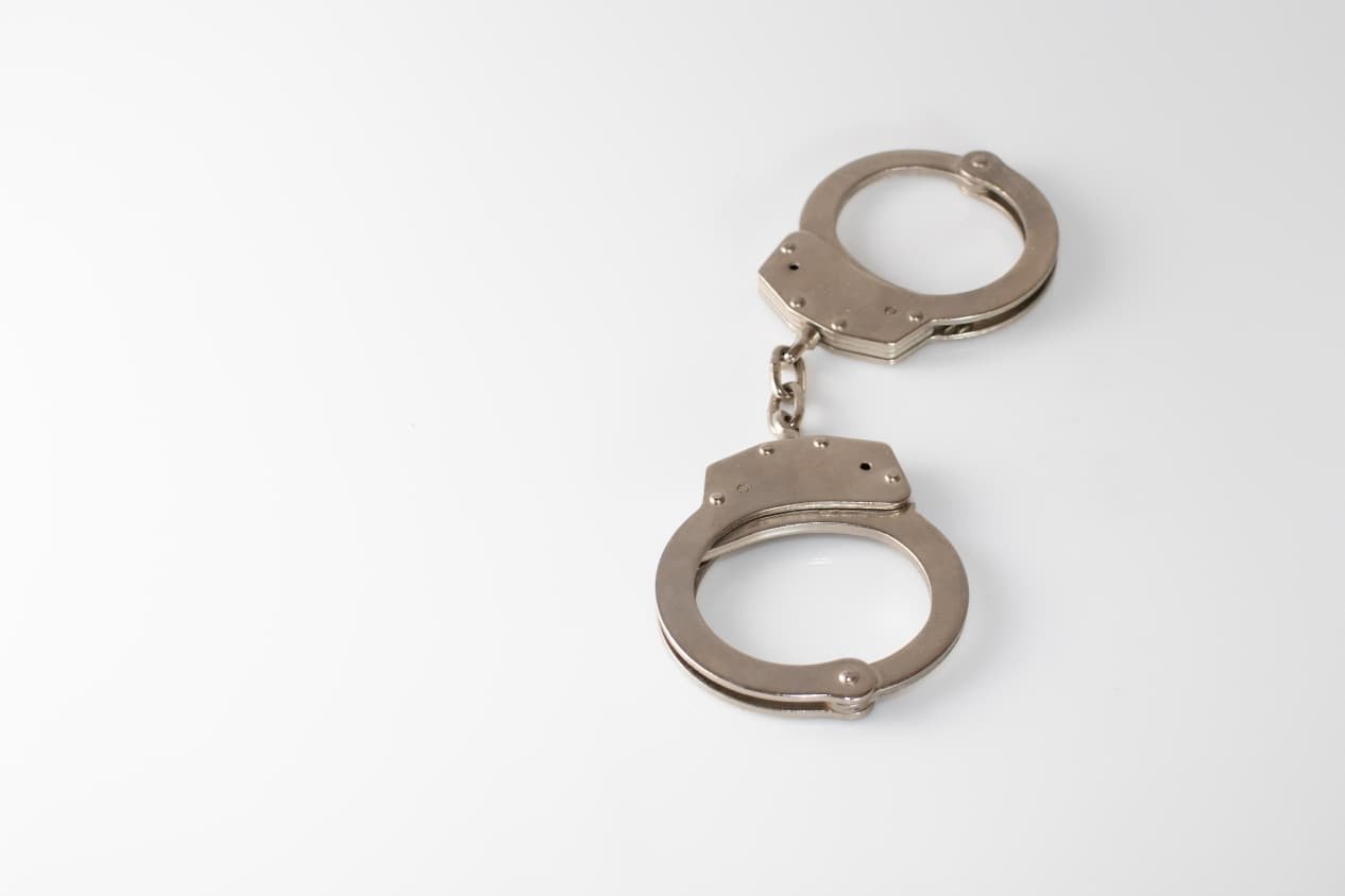 Irmão de réu agride testemunha e Justiça manda acusado de homicídio voltar para a prisão no Amazonas