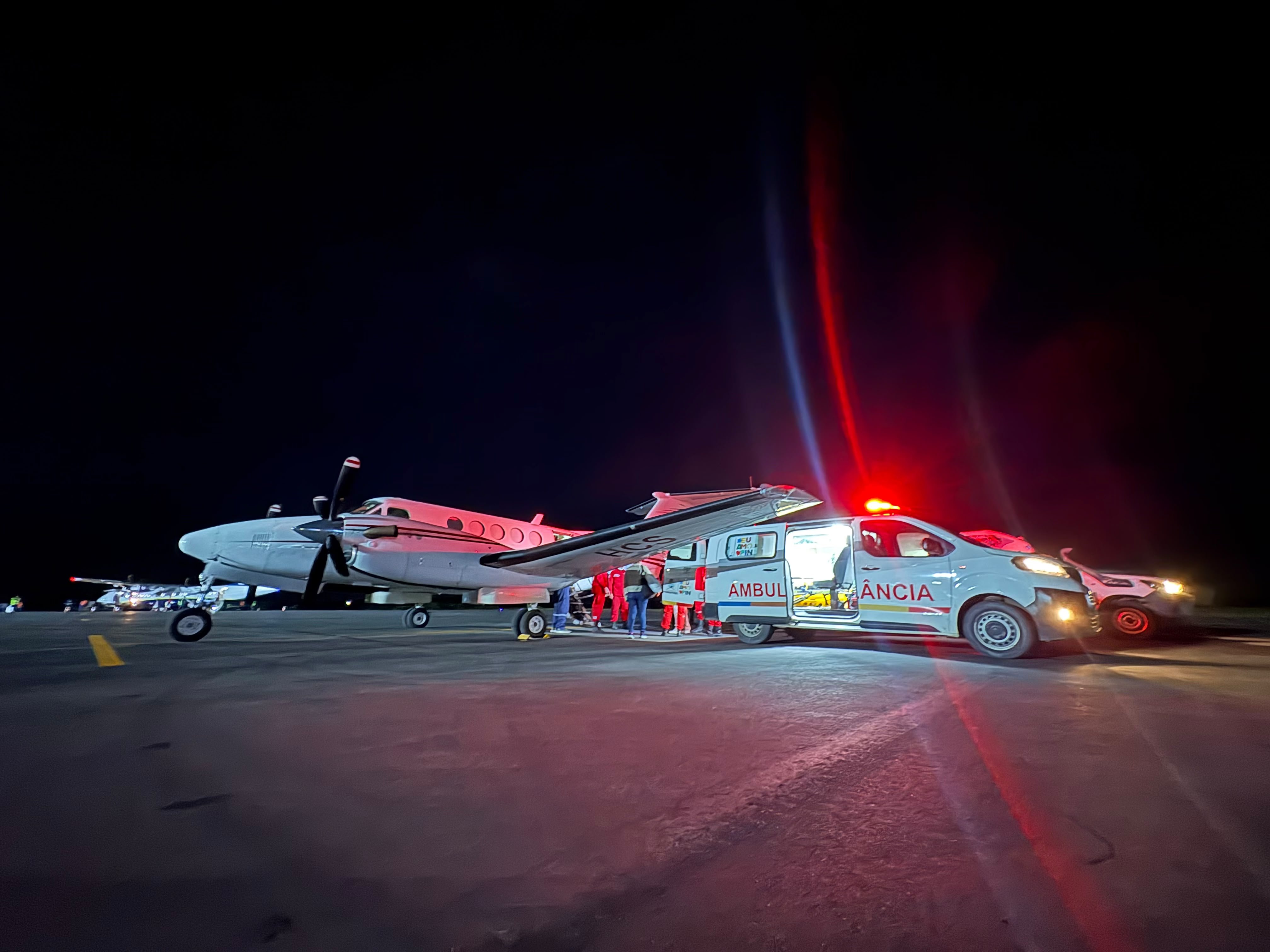 Criança com pneumonia grave e idoso com câncer são transferidos de Parintins para Manaus