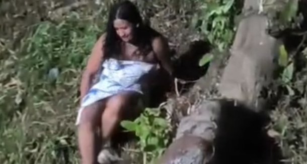 Mulher escorrega por barranco para não perder barco após Festival de Parintins e vídeo viraliza