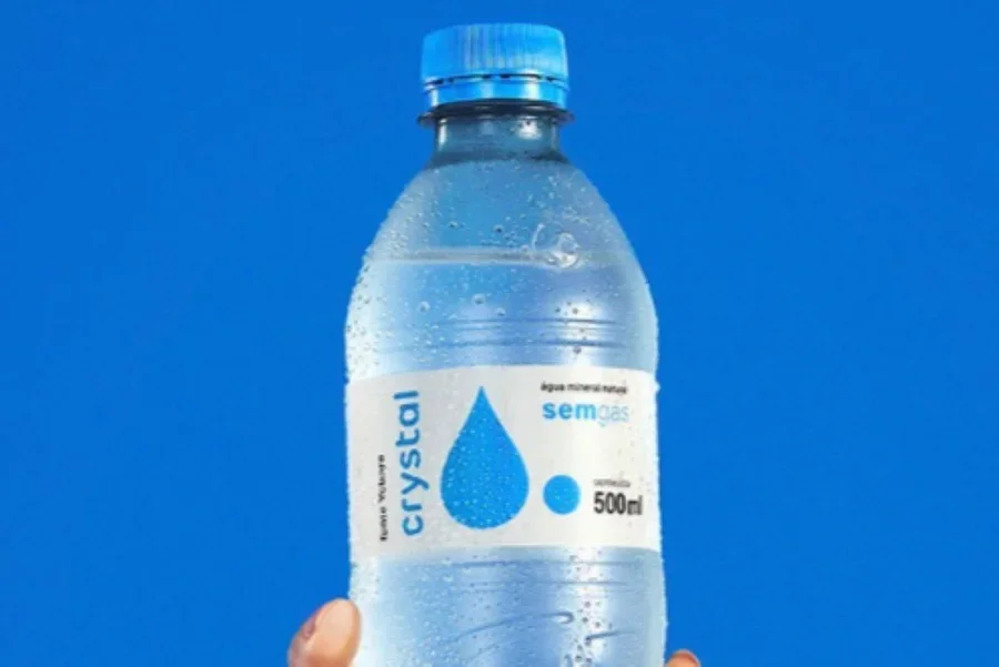 Anvisa proíbe venda de lote de água mineral Crystal por contaminação bacteriana