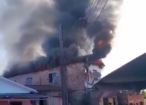 VÍDEO: incêndio destrói casa e assusta moradores em Tefé