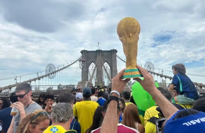 Torcida brasileira toma Ponte do Brooklyn em ato de apoio à Seleção na Copa do Mundo; vídeo
