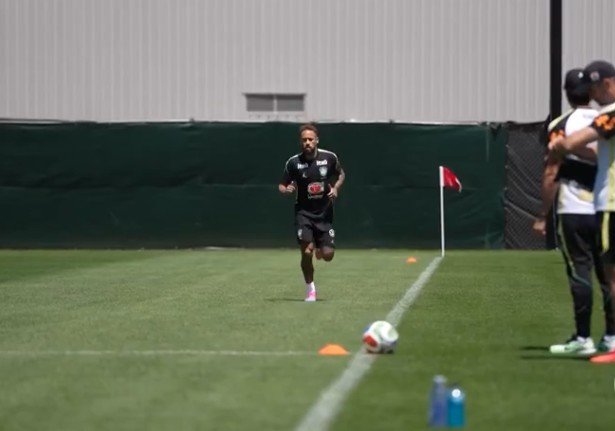 Neymar participa de treino com o grupo, mas segue como dúvida para próximo jogo