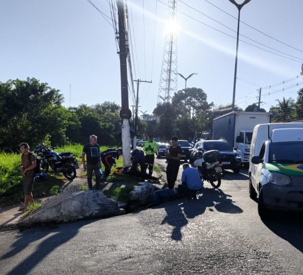 Acidente entre carro e motocicleta deixa dois feridos na Av. André Araújo