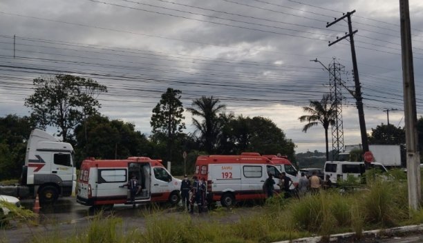Acidente entre carreta e carro deixa feridos no Distrito Industrial