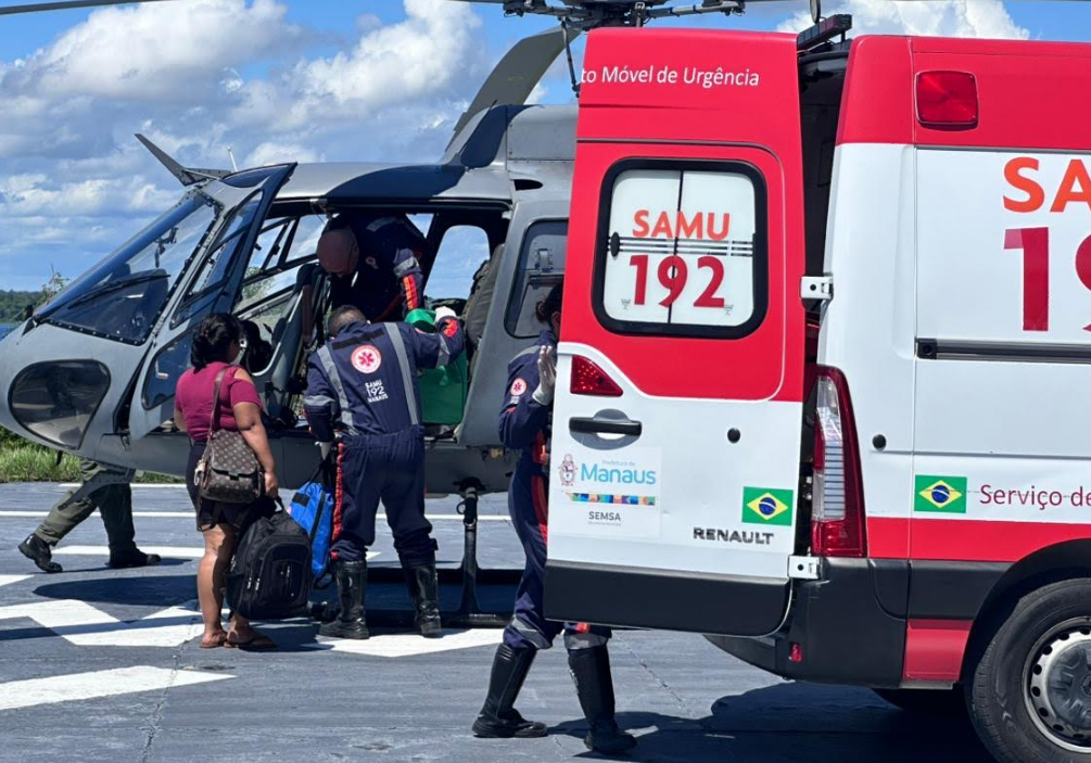 Marinha usa helicóptero para resgatar criança em comunidade isolada no Rio Negro