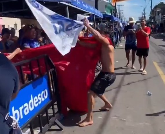 Torcedor do Garantido provoca fila do Caprichoso e azulados reagem; vídeo