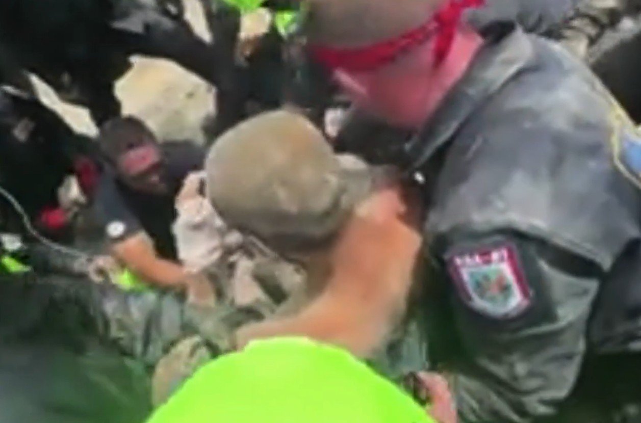 Vídeo: pai e filho são resgatados com vida quatro dias após terremoto na Venezuela