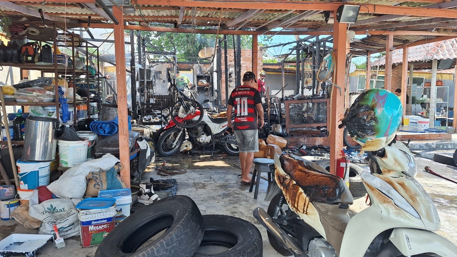 Incêndio consome casa e destrói três motocicletas em Parintins