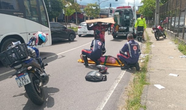 Motociclista fica gravemente ferida após queda na Avenida Cosme Ferreira
