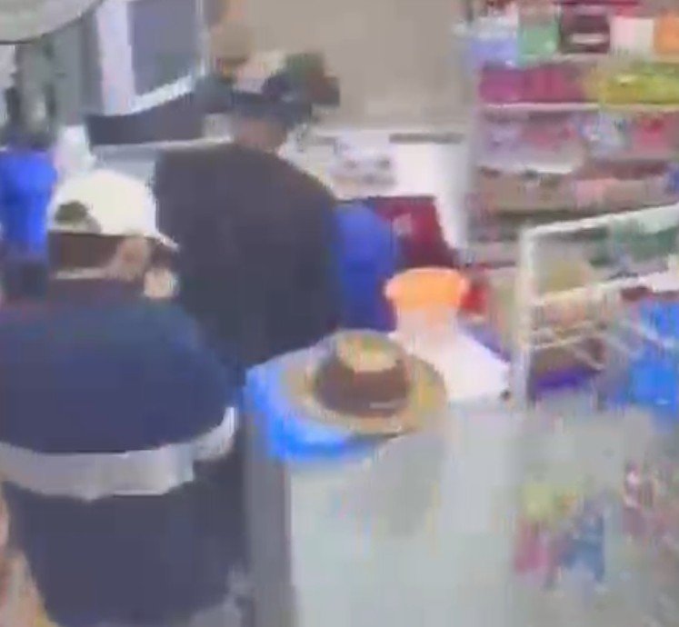 Vídeo revela que dono de panificadora foi agredido e reagiu antes de ser baleado no São José