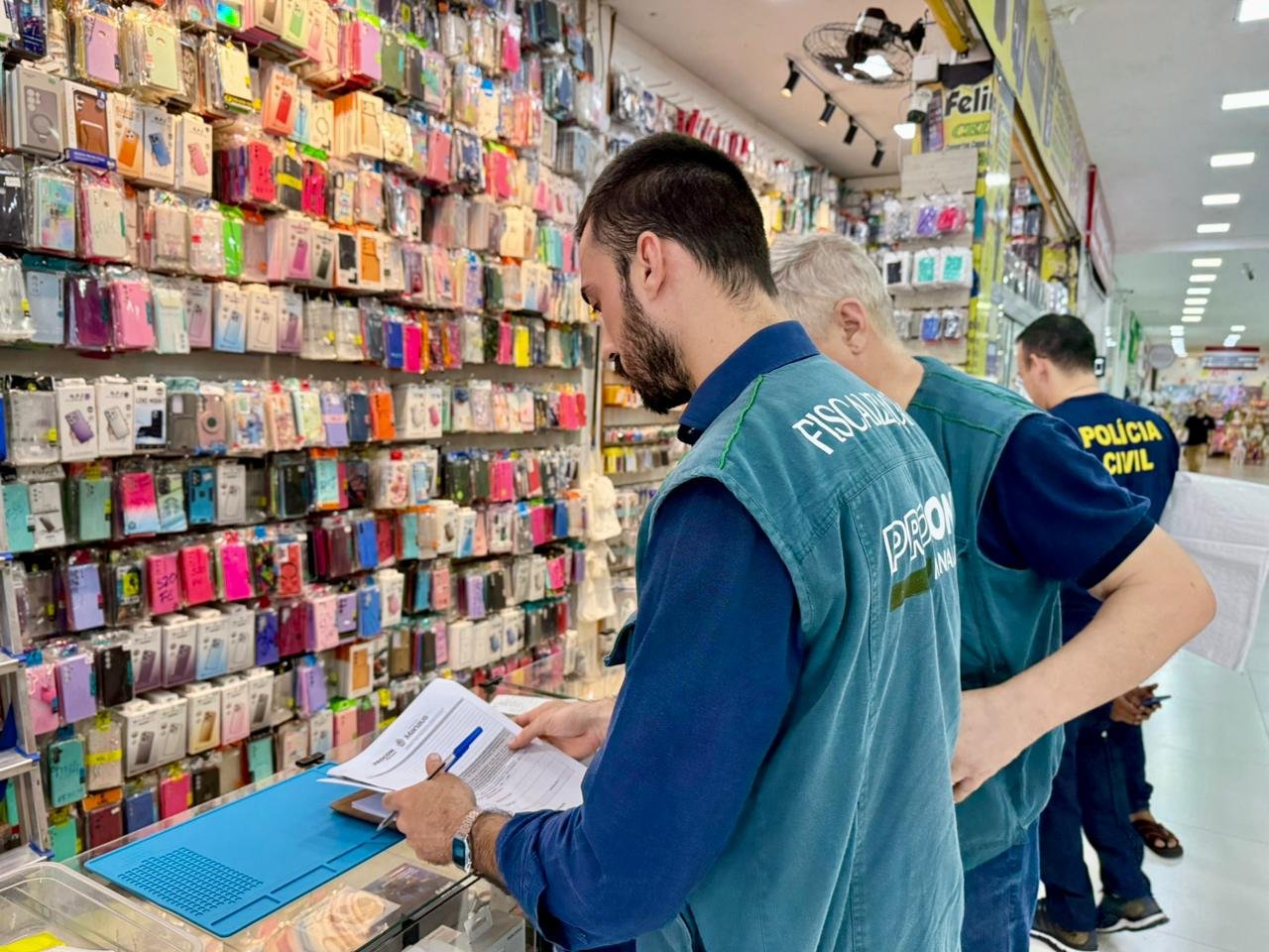 Operação contra pirataria apreende quase 3 mil produtos falsos em lojas do Manoa