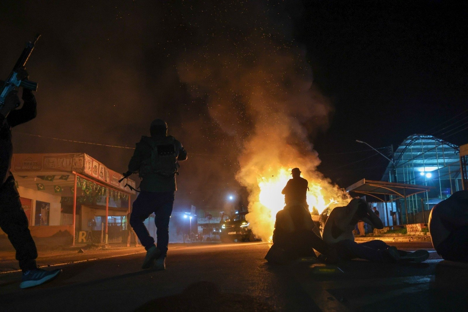 Treinamento: Policiais participam de simulação com explosões e reféns em Iranduba