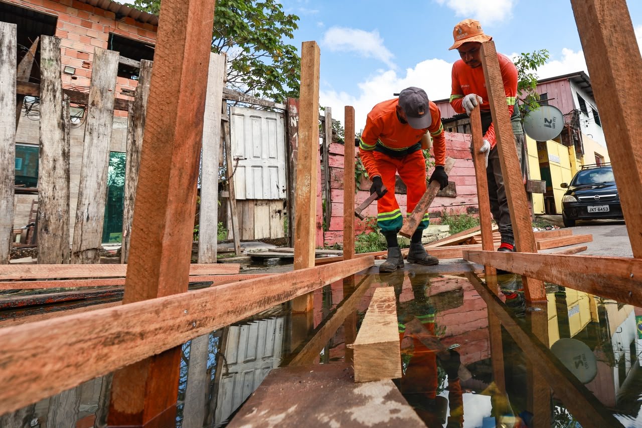 Cheia de 2026: mais de 600 metros de pontes provisórias são construídos em Manaus