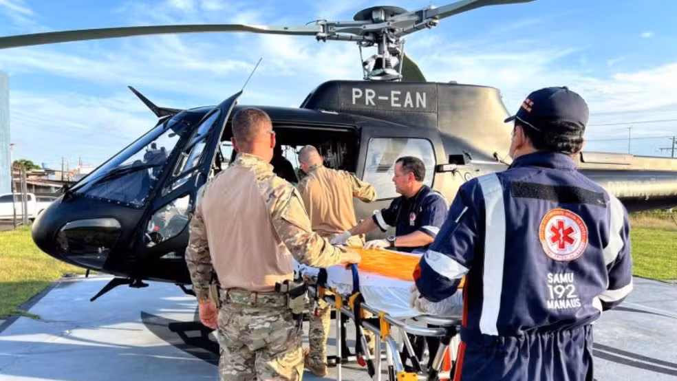 Homem é resgatado de helicóptero após despencar de árvore e sofrer fraturas graves no Amazonas