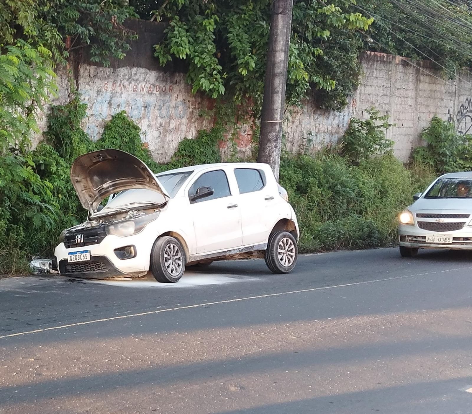 Motorista tenta escapar de incêndio e despenca com carro em buraco no São José