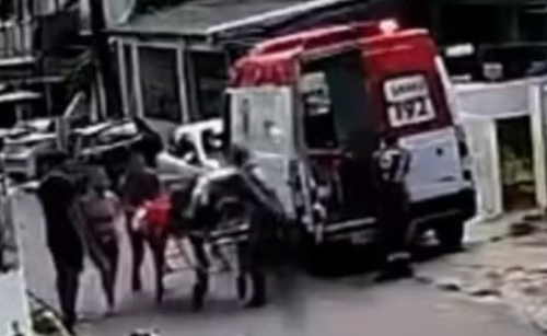 Idoso cai de maca durante atendimento do Samu em Manaus; vídeo circula nas redes
