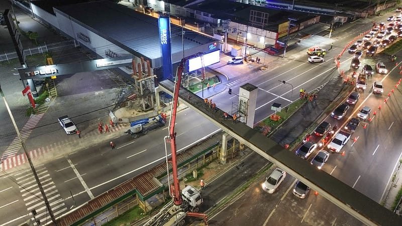 Nova passarela da Torquato Tapajós recebe concretagem e entra em fase final de obras