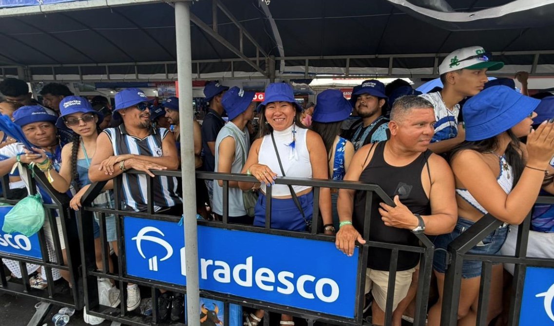 Sob calor de 31°C, torcedores de Caprichoso e Garantido lotam filas para Festival de Parintins