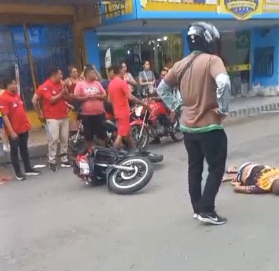 Homem fica ferido ao ser atropelado por motocicleta em rua do Cidade de Deus