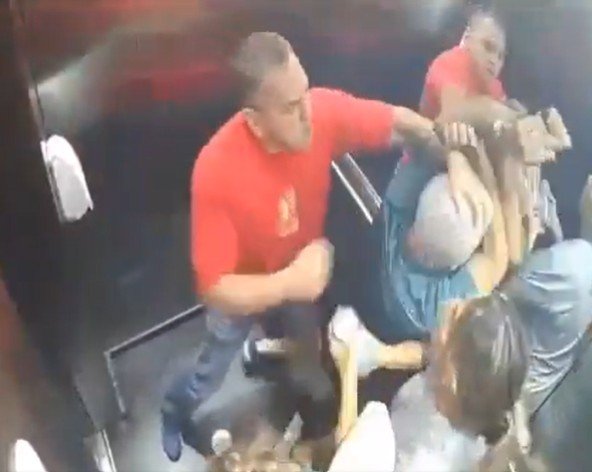 Câmeras flagram brutal agressão de policial aposentado contra idoso em elevador