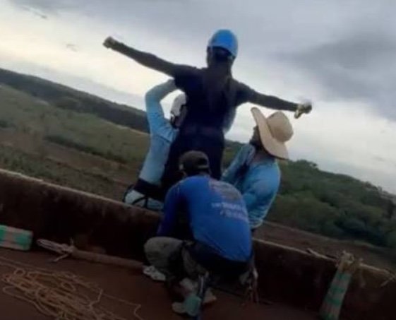 Vídeo mostra reação de pessoas após jovem ser lançada durante rope jump; veja