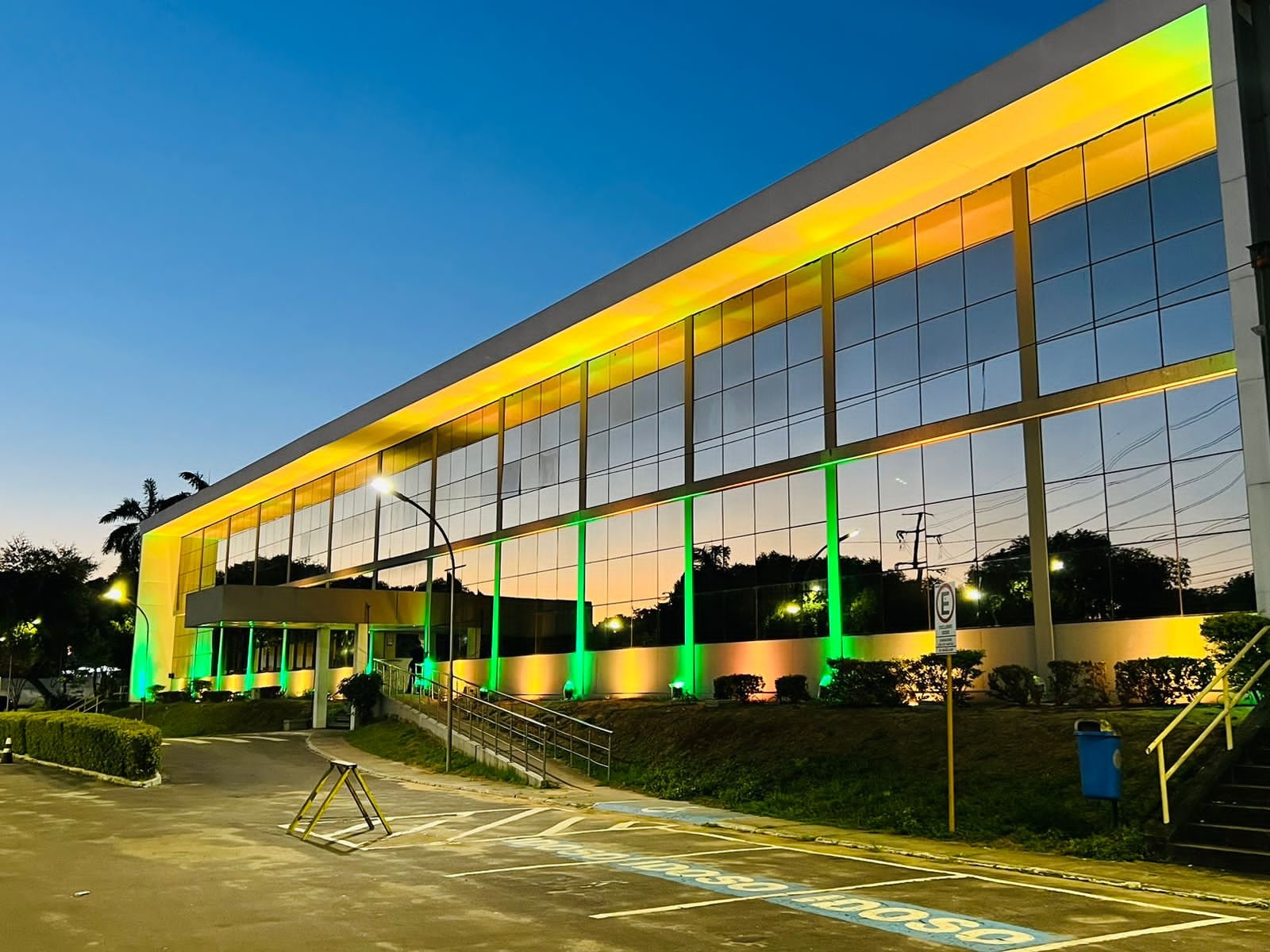 Prefeitura de Manaus decreta ponto facultativo na segunda-feira devido ao jogo do Brasil