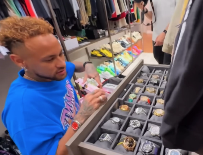 Neymar leva mais de R$ 21 milhões em relógios para a Copa do Mundo; vídeo