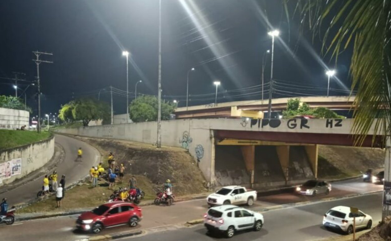 Motociclista fica ferido após perder controle e passar direto em curva na Av. dos Franceses