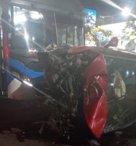 Carro entra na contramão e bate de frente com ônibus no Colônia Terra Nova; vídeo